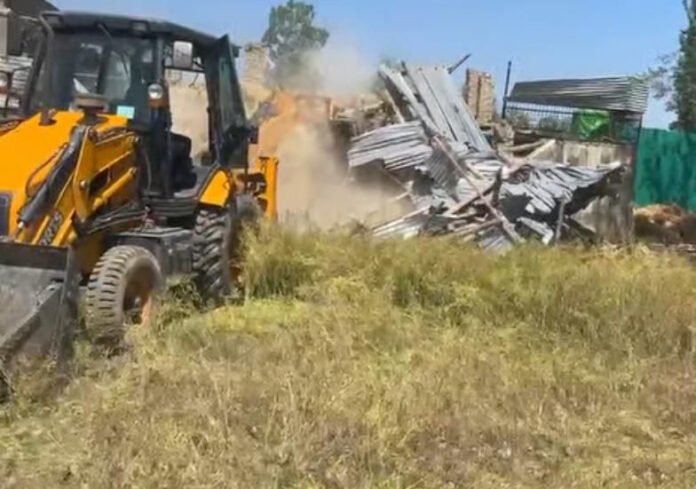House Of Notorious Husband-Wife Drug Peddler Duo Demolished In J&K’s Kulgam: Police